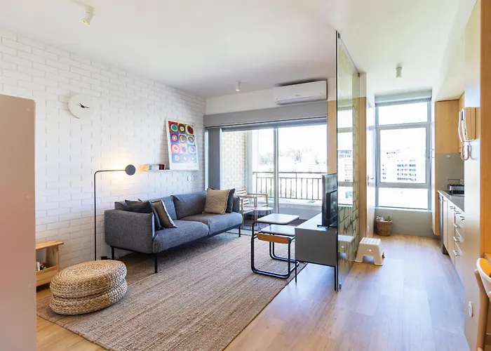 アパート S1405 - Practical And Modern - Ac, Balcony And Parking *